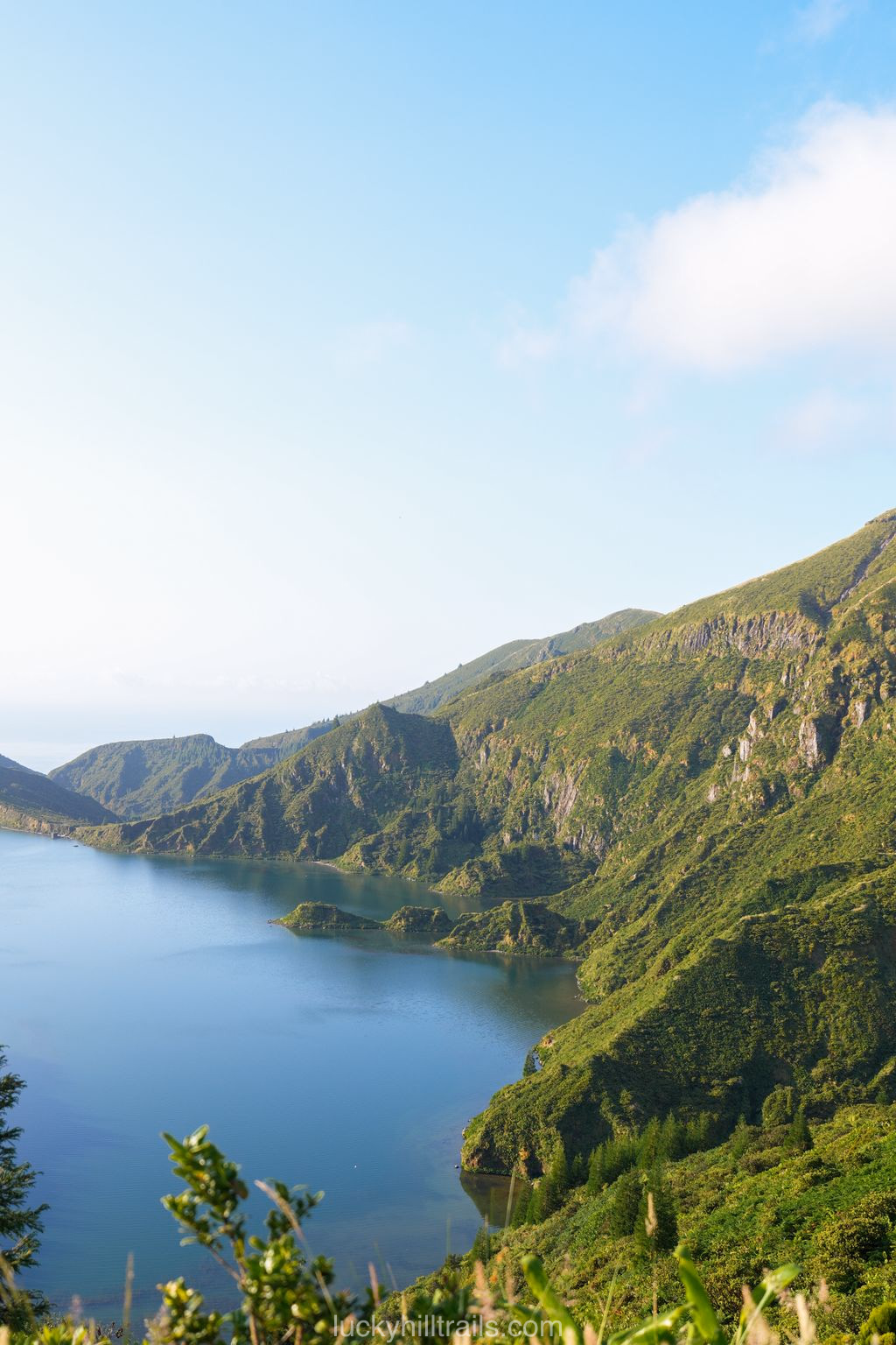 Lagoa do Fogo lake surrounded by mountains, seen from the viewpoint of the same name, São Miguel, Azores